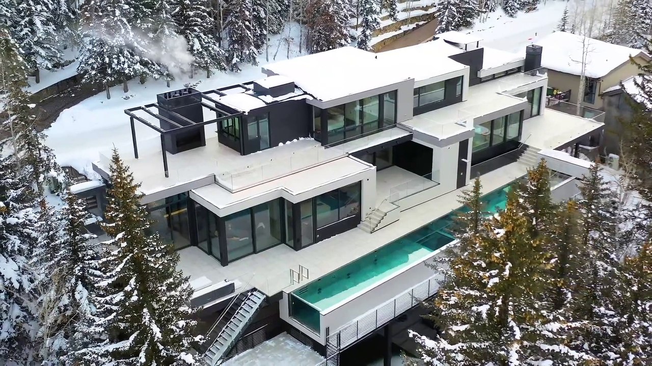 L'intérieur d'un manoir au ski de 45 millions de dollars avec des murs de verre coulissants