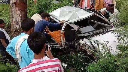 अनियंत्रित कार पेड़ से टकराई, एक की मौत, 2 गंभीर घायल