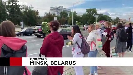 Virággal tüntettek belarusz nők