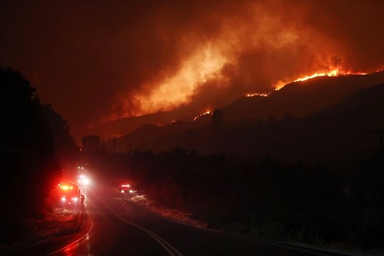 Énorme incendie en Californie : des centaines de maisons évacuées