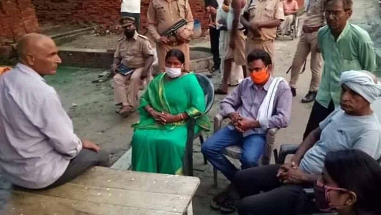 ग्राम निवाड़ी कला में शोक संवेदना व्यक्त करने पहुंची भरथना विधायिका