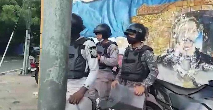 Pensionados de la Policía protestan frente al Palacio Nacional exigiendo pagos adeudados