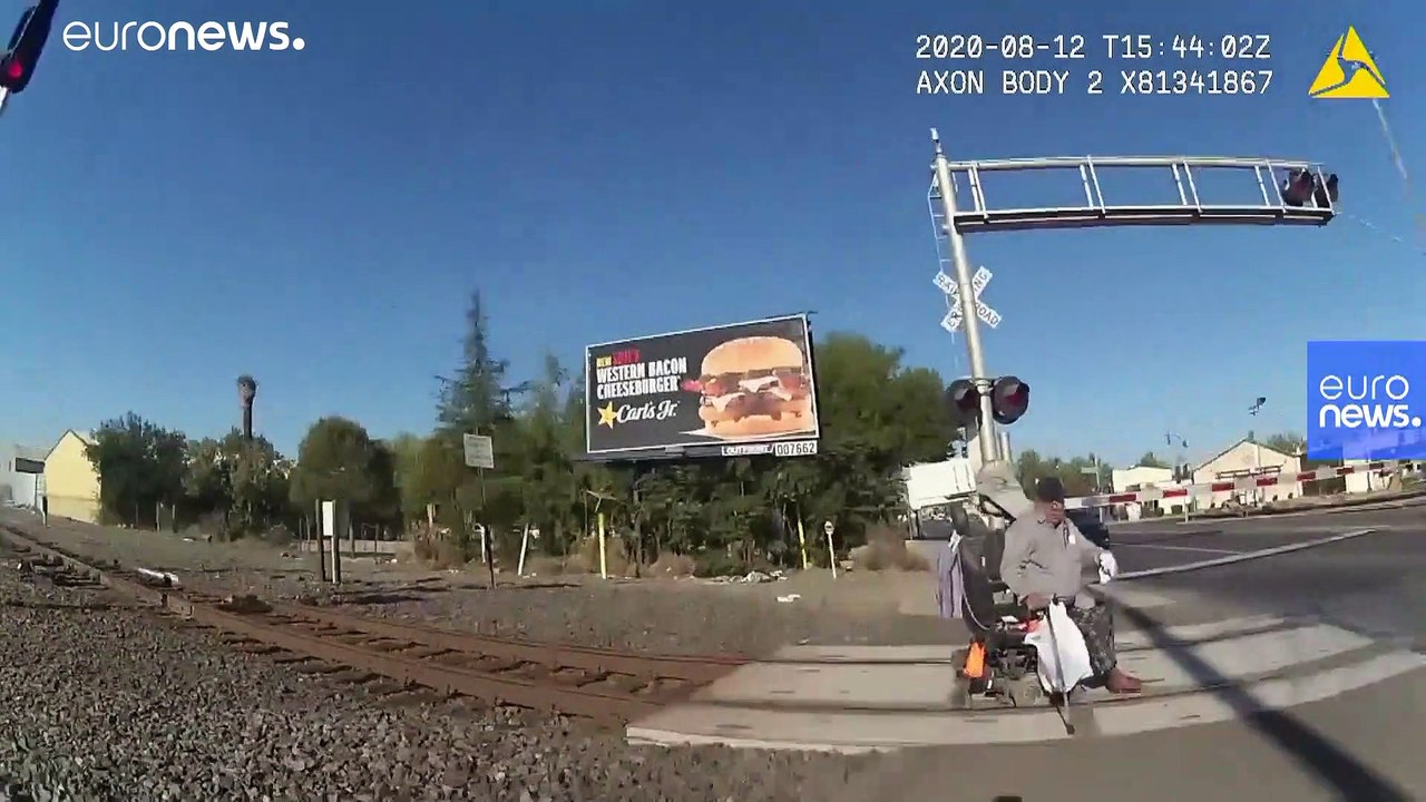 Tekerlekli sandalyesi raylara sıkışan kişi son anda polis tarafından kurtarıldı