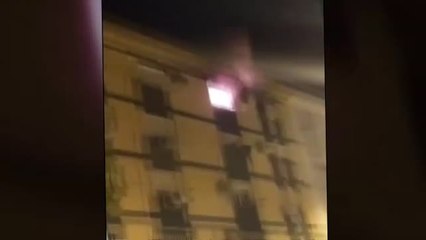 Descargar video: Un incendio obliga a desalojar un edificio donde vivía un okupa