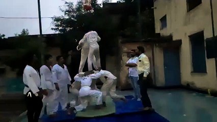 मार्शल आर्ट खिलाड़ियों ने सांकेतिक रूप से दही हांडी कार्यक्रम का किया आयोजन
