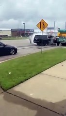 Après avoir heurté un bus, cette voiture ne pouvait pas stopper son accélération