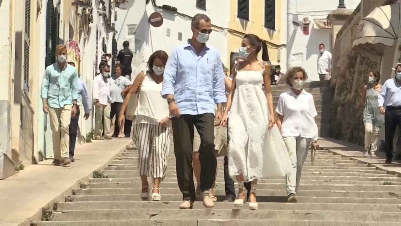 Aplausos y algún "Viva la República" a los Reyes en Ciutadella (Menorca)