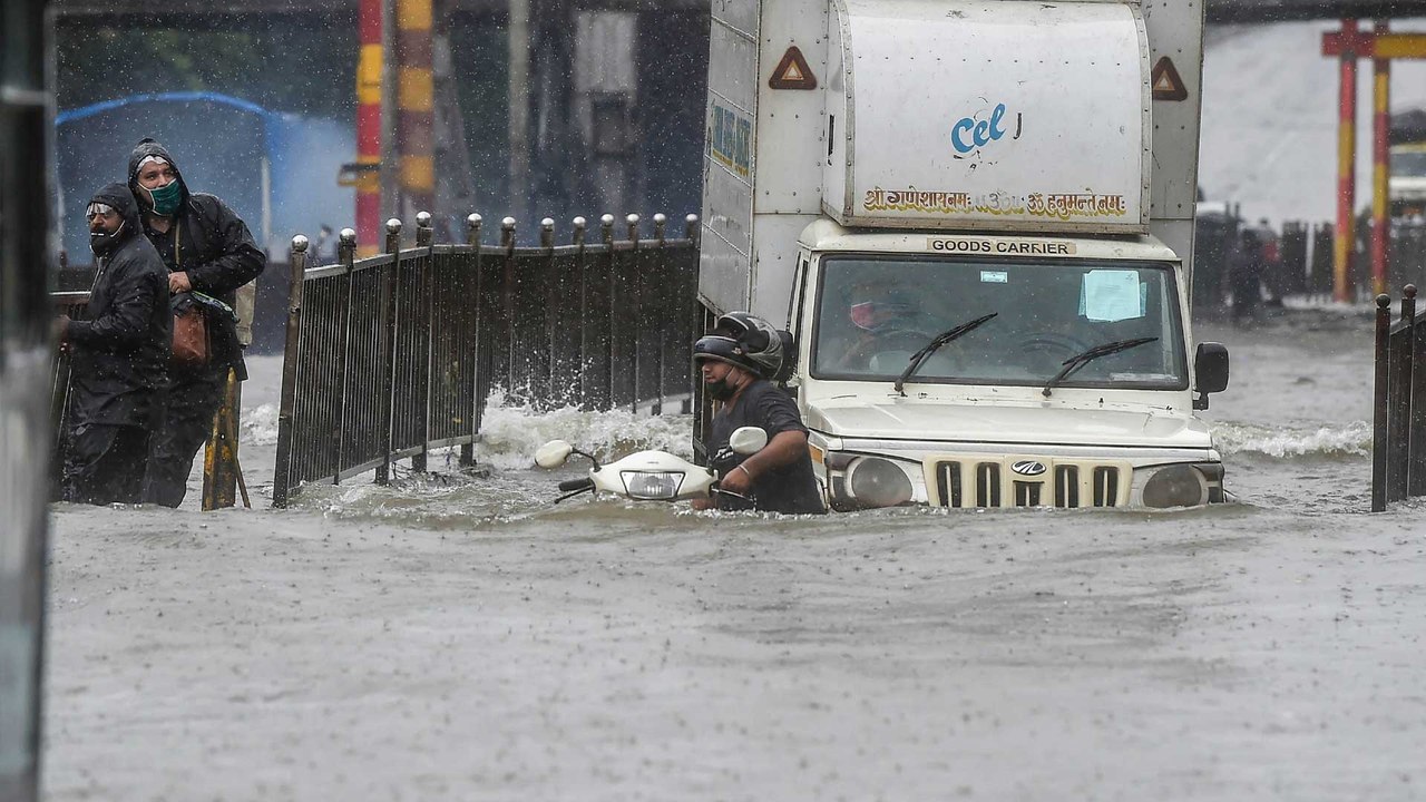 Heavy rainfall batters Gujrat, Haryana and Uttr...