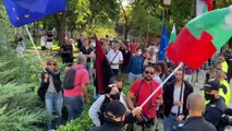 Bulgaristan'da göstericiler milletvekillerine yumurta ve domates attı - SOFYA
