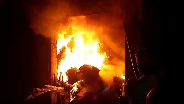 हरदोई में कपड़े की दुकान में भीषण आग लगने से मचा हड़कंप, दमकल के ना पहुँचने पर लोगों ने खुद बुझाई