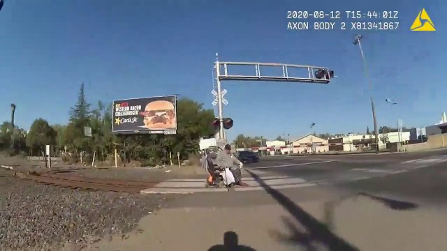 Cette policière sauve de justesse un homme en fauteuil roulant coincé sur une voie ferrée
