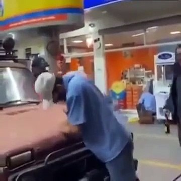 2 mécanos n'arrivent pas à ouvrir le capot d'une voiture. La honte