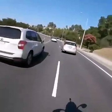 Ce motard a un très bon réflexe et évite la chute