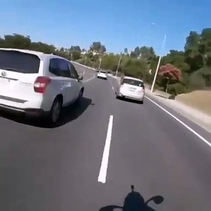 Ce motard a un très bon réflexe et évite la chute