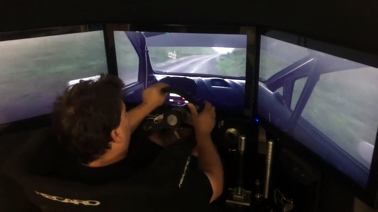 Un vrai pilote joue à un jeu vidéo de rallye... Incroyable