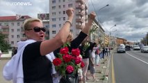 Flower-Power in Minsk: Tausende Demonstrantinnen lassen Blumen sprechen