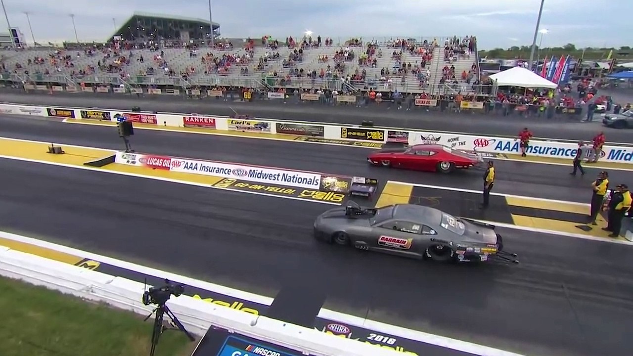 Pro Mod driver Mike Bowman's parachutes failed during qualifying at St. Louis