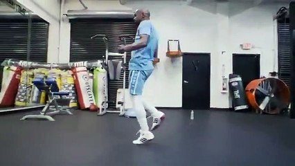 Une minute de corde à sauter avec Floyd Mayweather
