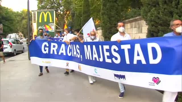 Una multitud se manifiesta en apoyo a la monarquía en Palma de Mallorca