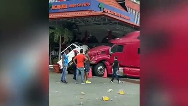 Patana impacta varios vehículos en en la la autopista Duarte