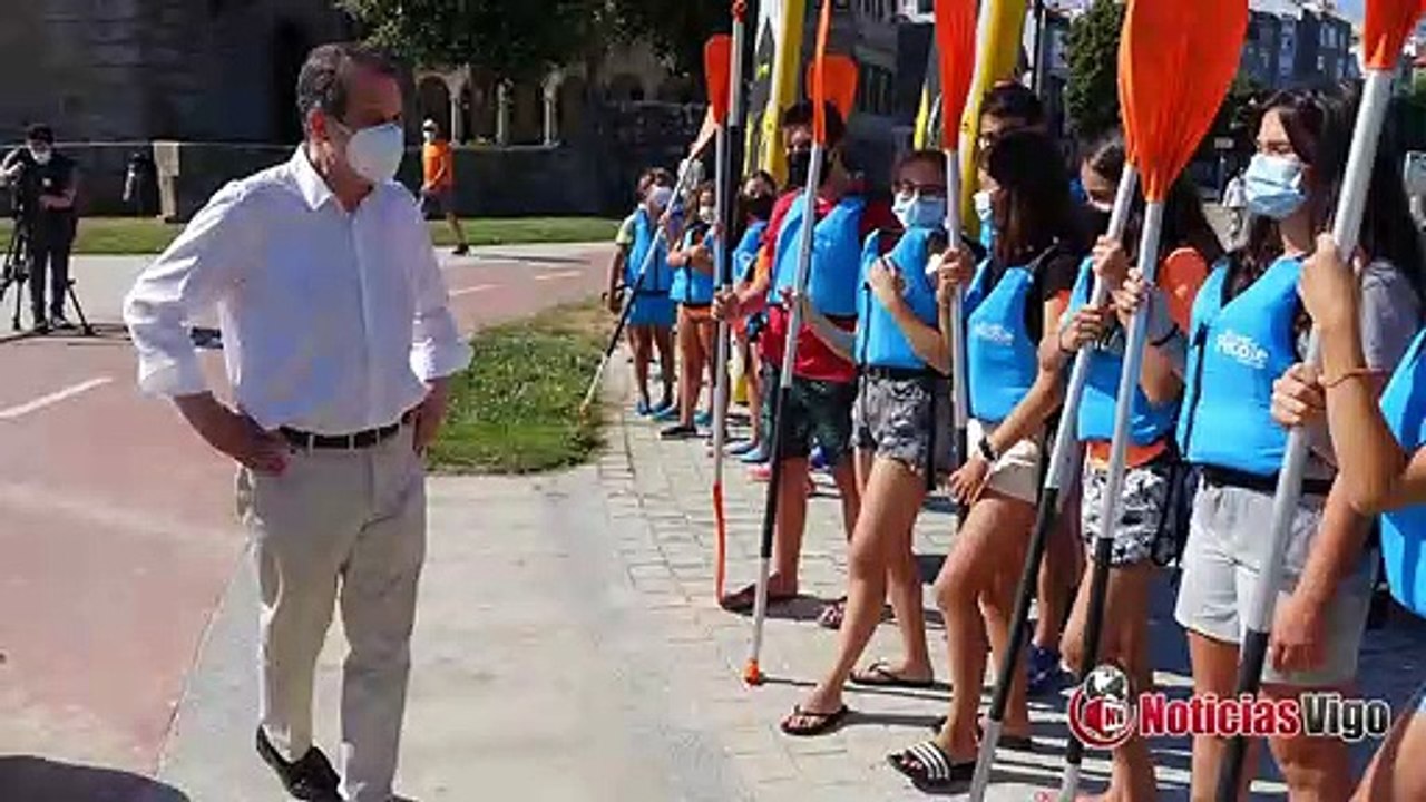 O alcalde Abel Caballero visita o campamento de veran de Bouzas
