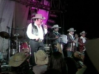 Lalo Mora - Bajo Mil Llaves