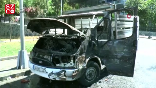Üsküdar’da alev alev yanan araç hurdaya döndü