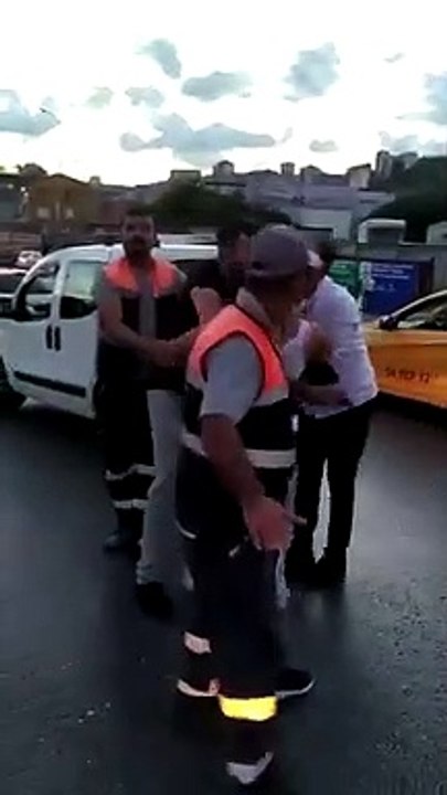 İstanbul'da şehir magandası genç kadına trafikte kabusu yaşattı