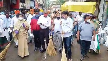 नेताओं और अधिकारियों ने थामी झाडू, शहर की सफाई की