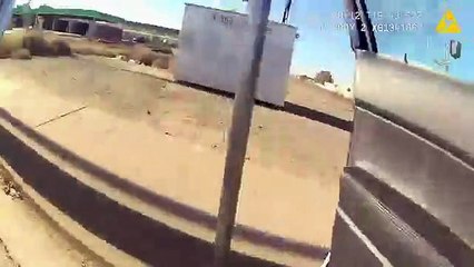 Une policière sauve un homme bloqué sur une voie ferrée