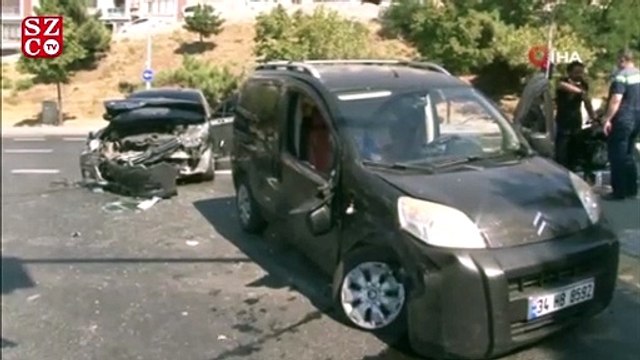 Kırmızı ışıkta geçti otomobil ve motosiklete çarptı: 3 yaralı