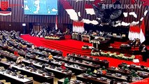 Ketua MPR Bambang Soesatyo didampingi Ketua DPR Puan Maharani dan Ketua DPD La Nyalla Mattalitti menyampaikan pidato pengantar dalam rangka sidang tahunan MPR di Ruang Rapat Paripurna, Komplek Parlemen, Jakarta, Jumat (14/8).