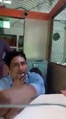 बैंक ऑफ बड़ौदा के कैशियर की दादागिरी का वीडियो वायरल