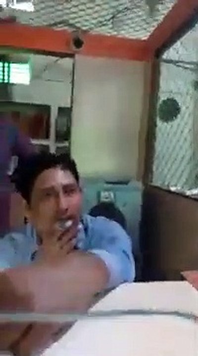 बैंक ऑफ बड़ौदा के कैशियर की दादागिरी का वीडियो वायरल