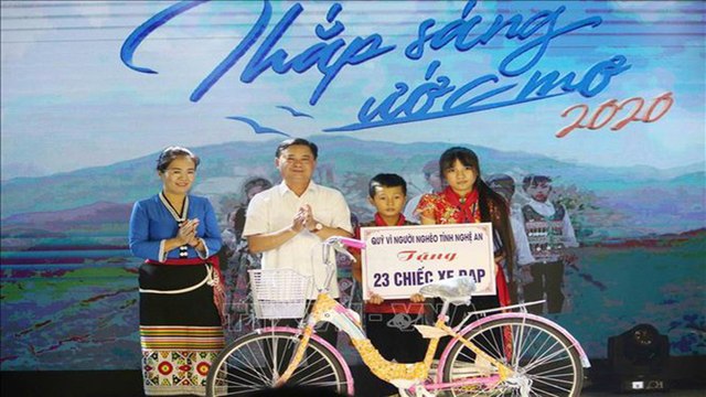 Thắp sáng ước mơ cho trẻ em vùng biên giới đến trường | VTC