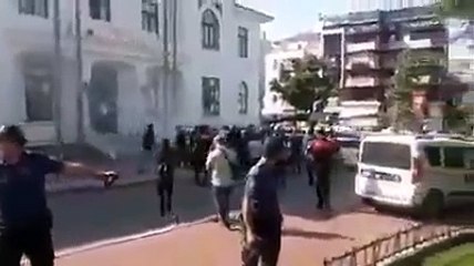 "İşim elimden alınıyor" diyen çaycı, Bursa Valiliği önünde kendini yakmak istedi