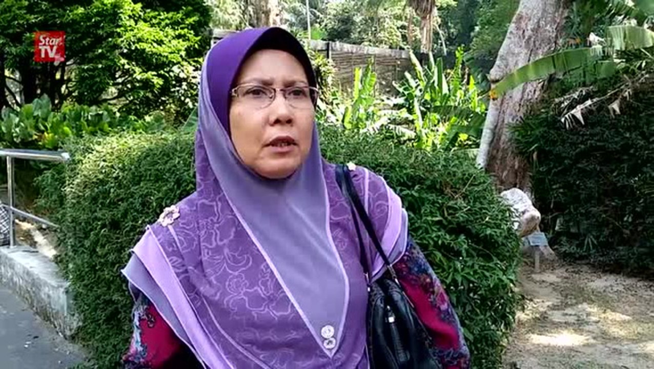 Home stay operators strut their stuff in English