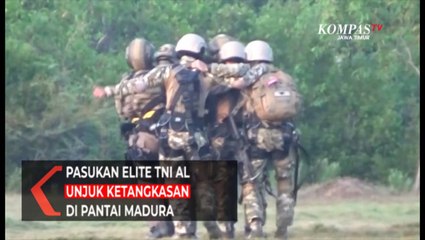 Pasukan Elite TNI-AL Unjuk Ketangkasan di Pantai Madura