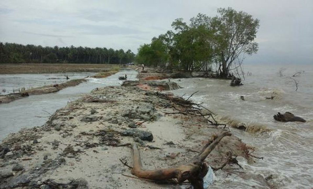 High tide force evacuation; trigger flooding in North Malaysia