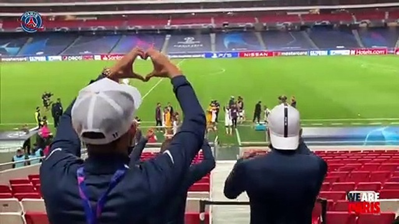 La célébration des Parisiens qui se qualifient en demi finale de LDC !