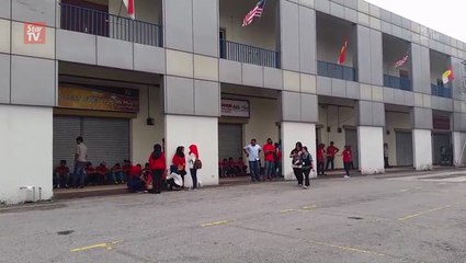 Small crowd gather at Ampang Umno building