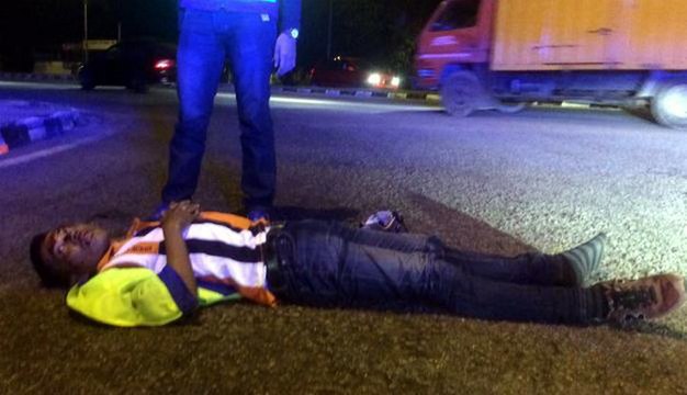 Mat rempit rams cop in bid to flee roadblock