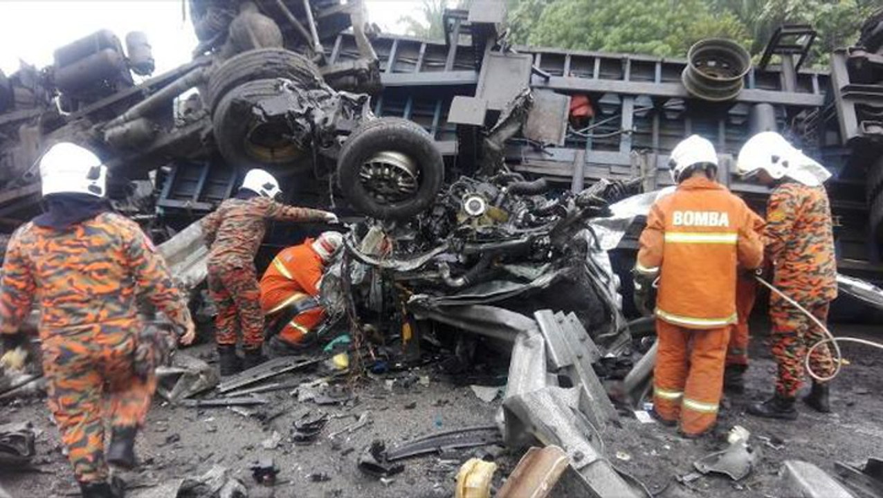 Six killed in trailer- MPV collision