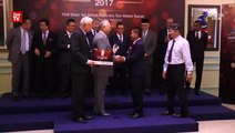 19 entrepreneurs receive awards from PM