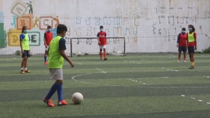 El futbolín inspira el fútbol con distanciamiento social en Camboya