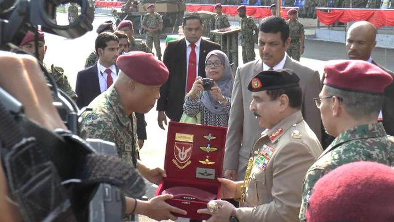 King of Bahrain honoured by Malaysian armed forces