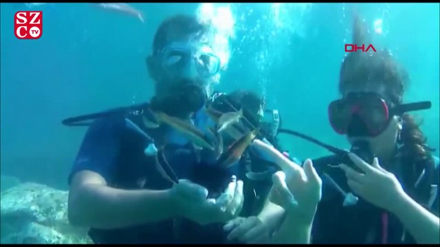 Su altında sürpriz evlilik teklifi