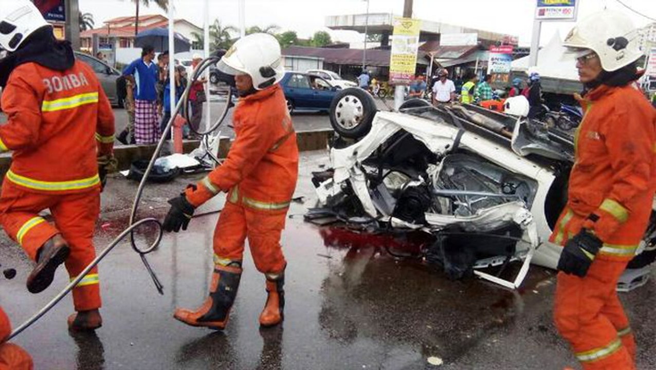 Three undergrads die in crash on the way to exam
