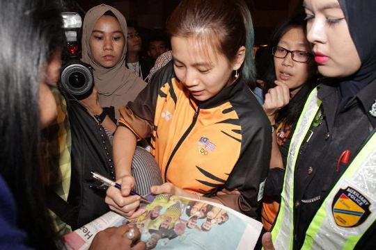 Heroes' return: Liu Ying reunites with her family