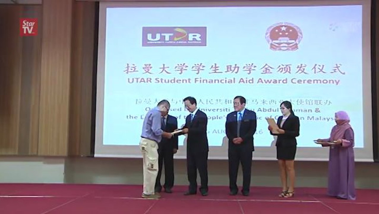 Twenty undergrads receive financial aid from Ch...
